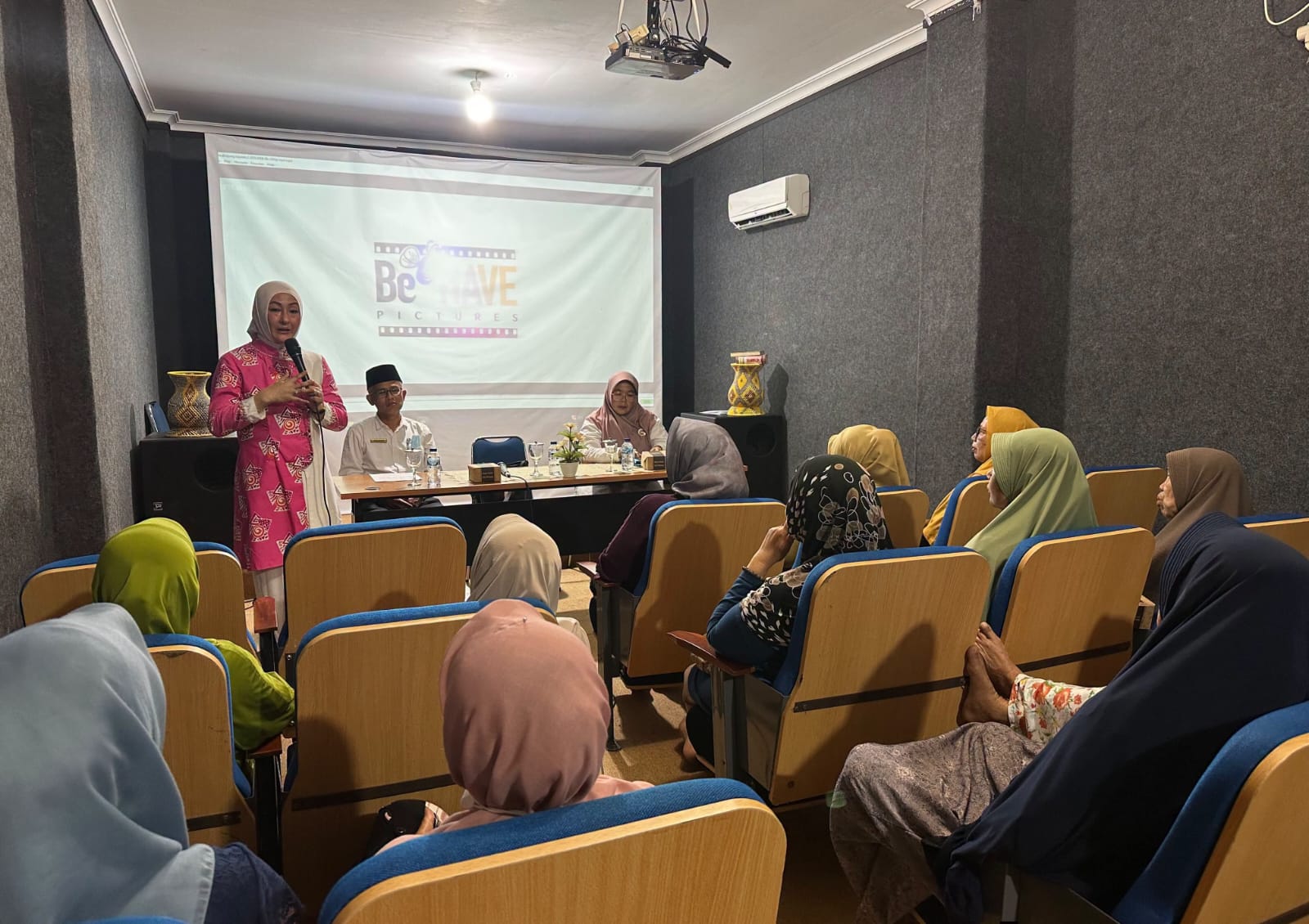 Bunda Literasi, Maria, saat berikan ceramah dihadapan    para lansia Pasar Baru.